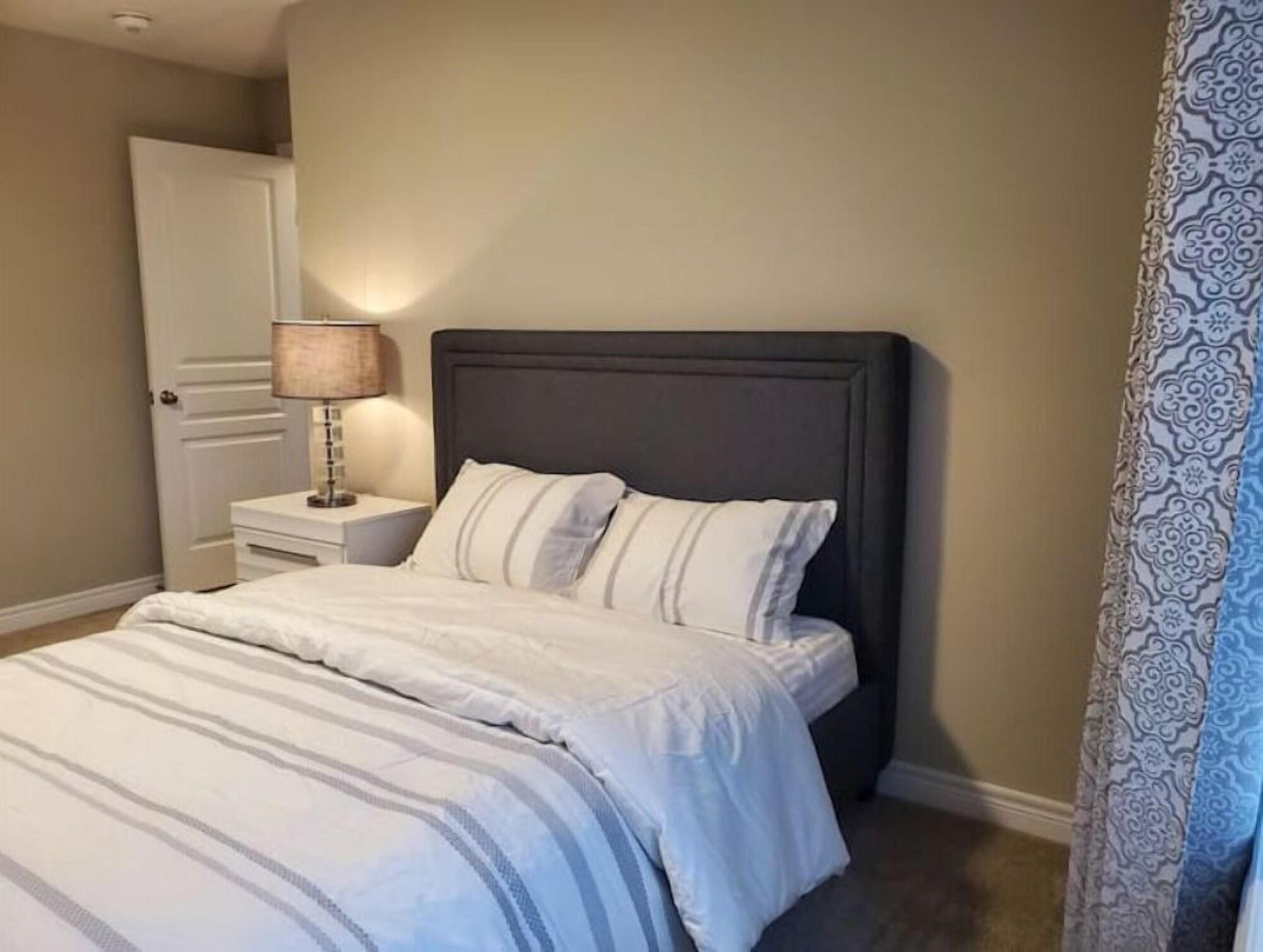 4 BD Family Retreat Basement not Included — 4-Star Luxury Hotel in Stratford, Canada