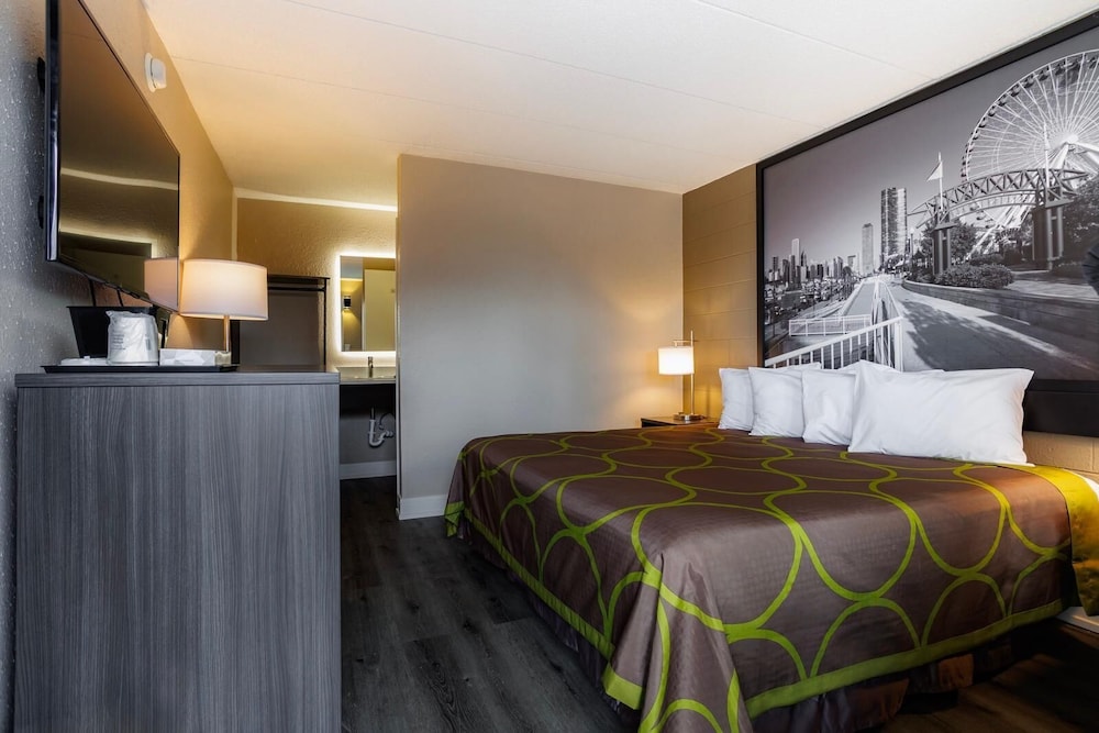 Super 8 by Wyndham Rockford South - carbon neutral hotel in Rockford