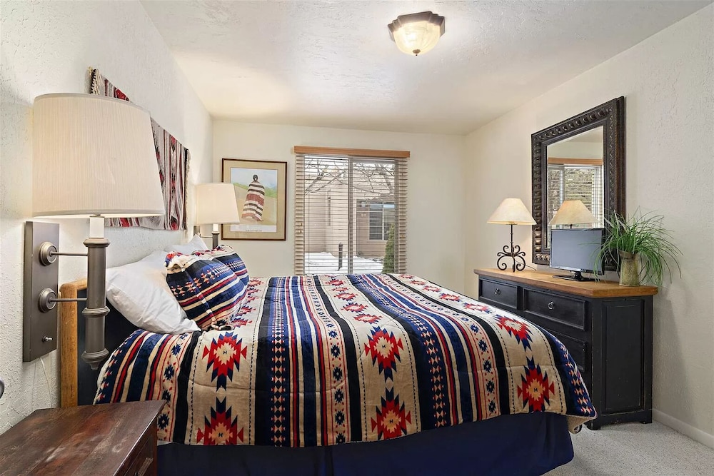Artist Road #30 2 Bedrooms Fireplace Pool Access Washer dryer Sleeps 4 — 4-Star Luxury Hotel in Santa Fe, United States