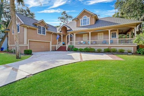Gorgeous 7 Bed 6 & 1 2 Bath Home with Private Heated Pool — 4-Star Luxury Hotel in Hilton Head Island, United States