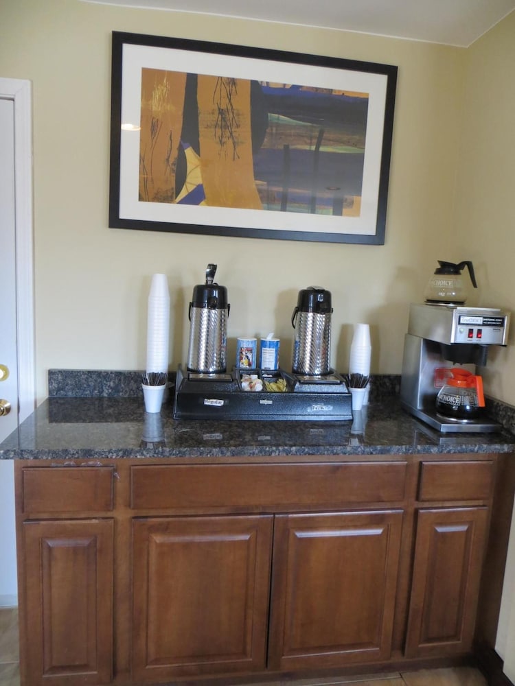 American Inn & Suites - photo 30