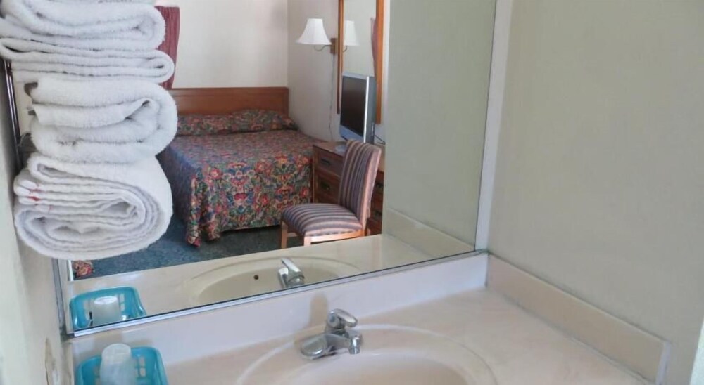 Bristol Motel - photo 17