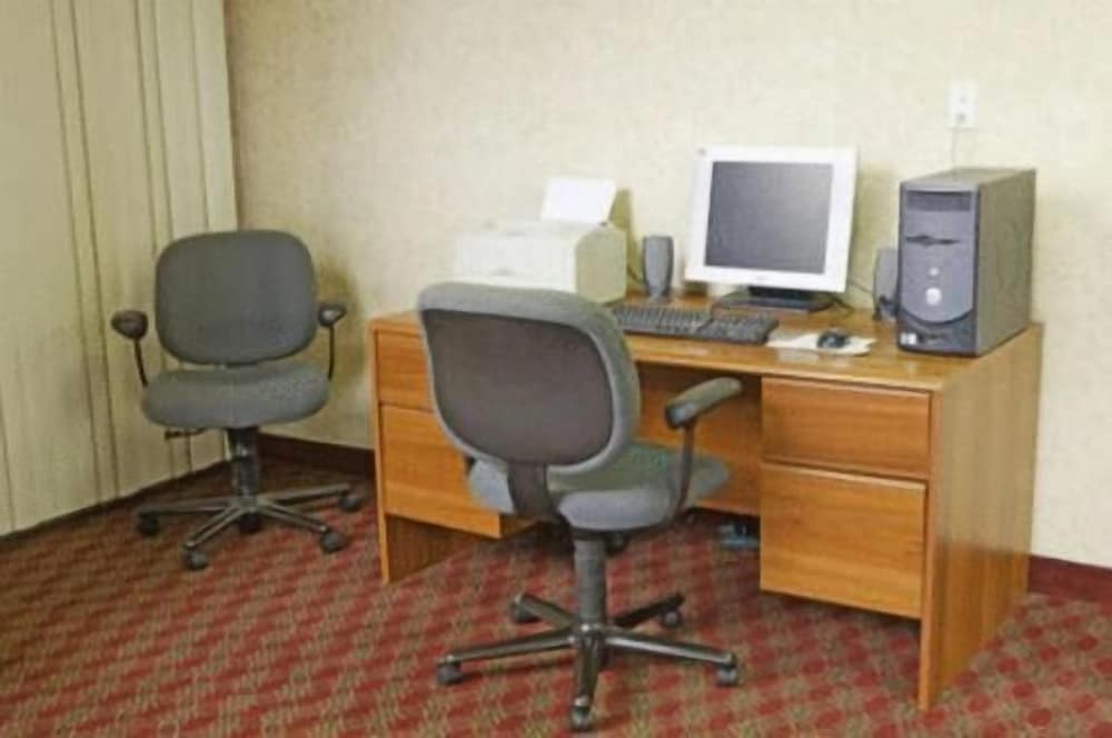 Express Airport Inn - photo 11