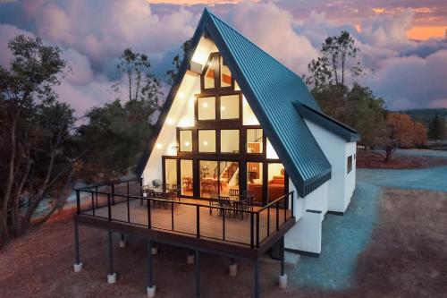 High End A Frame Hot Tub Awesome Views Yosemite Electric Vehicle Friendly Sleeps 10 in Oakhurst, United States