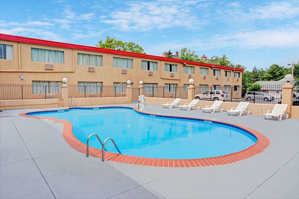 Howard Johnson by Wyndham Pikesville - photo 12