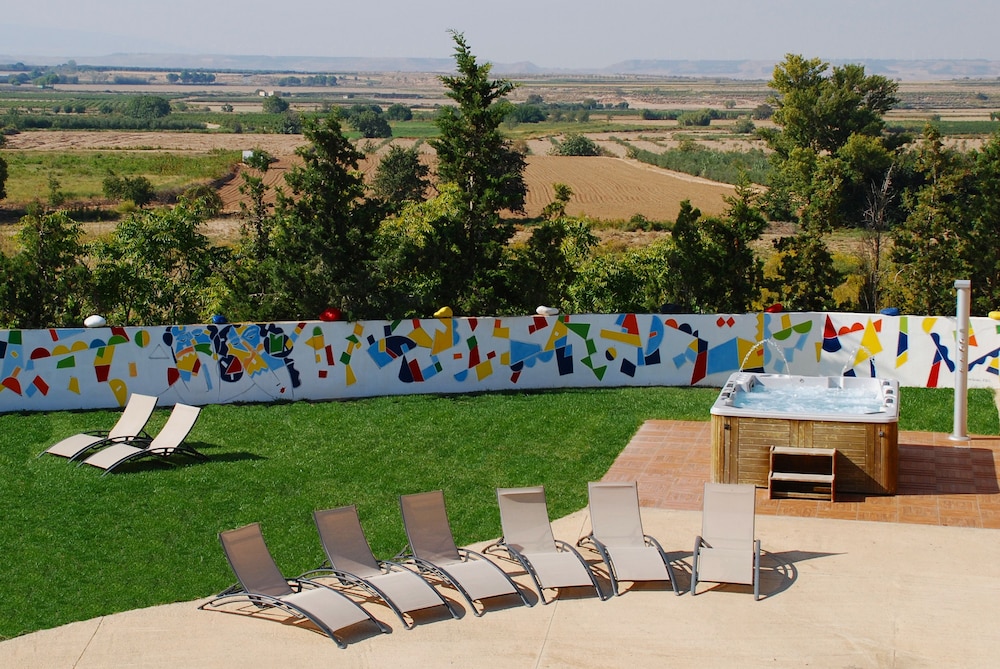 RuralSuite Hotel Apartamentos — 4-Star Luxury Hotel in Cascante, Spain