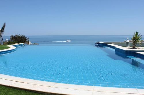 Breathtaking villa with infinity pool over the sea — 4-Star Luxury Hotel in Luz, Portugal