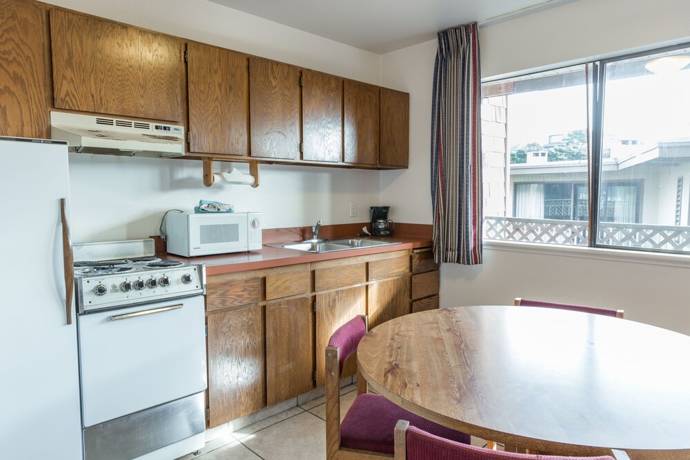 Cozy Cove Beachfront Resort Inn - photo 19