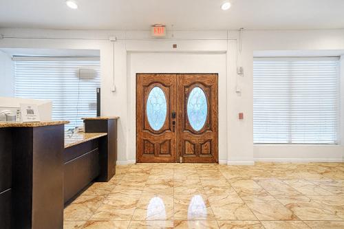 Hotel Dilley Grand - photo 22