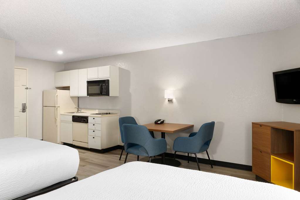 Days Inn & Suites by Wyndham Green Bay WI. - photo 10