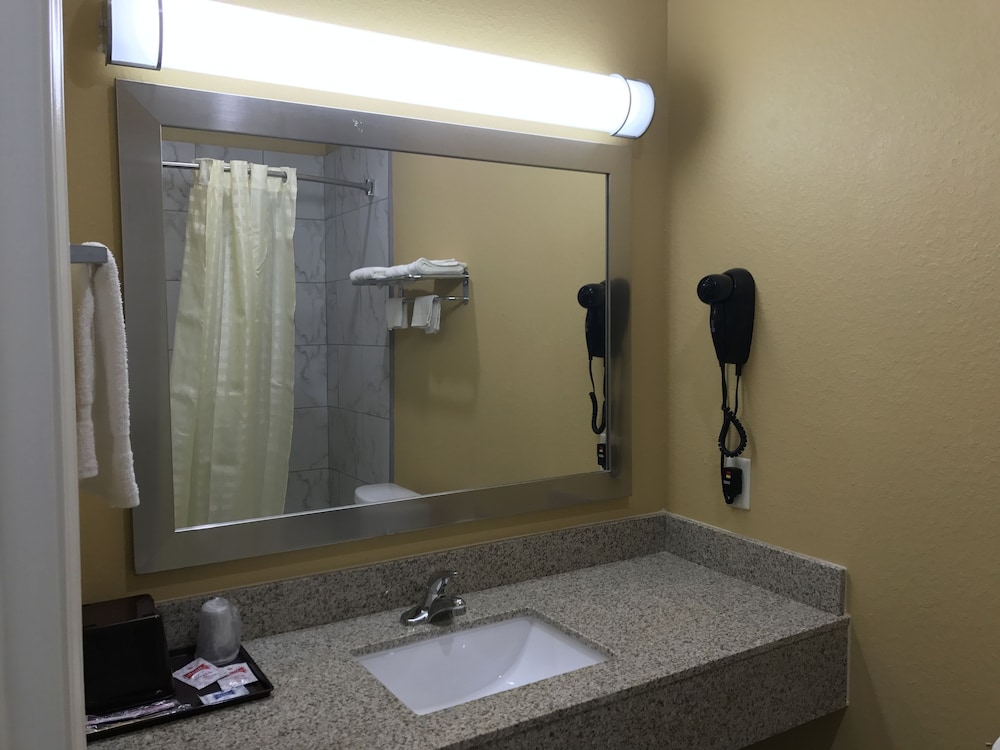 Deluxe Inn & Suites Baytown - photo 30