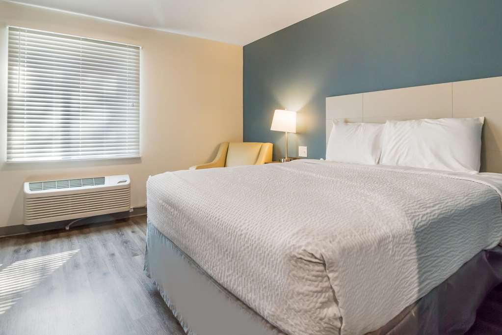 WoodSpring Suites Lake Jackson - photo 9