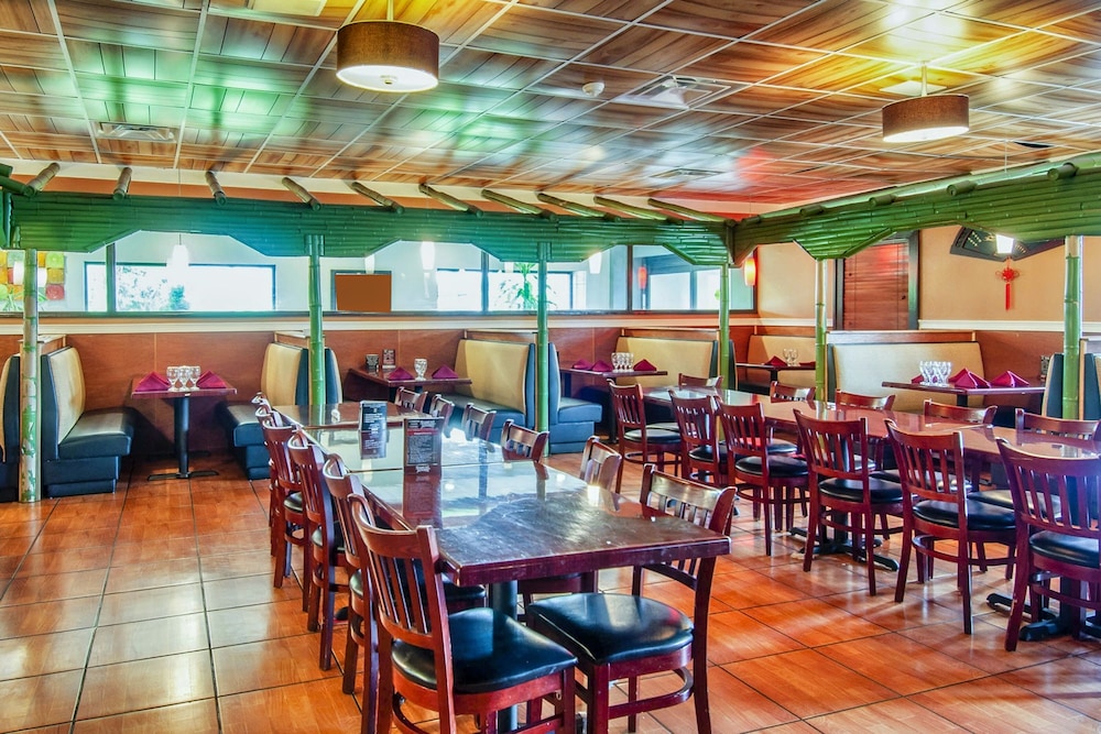 Days Inn & Suites by Wyndham Johnson City - photo 16