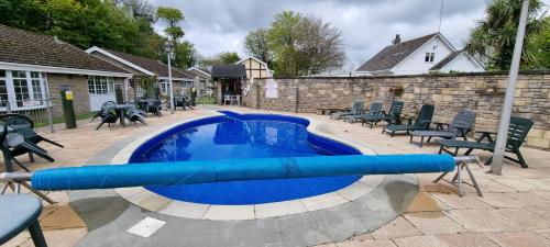 Amazing Granite Henge and Swimming Pool — 4-Star Luxury Hotel in Looe, United Kingdom