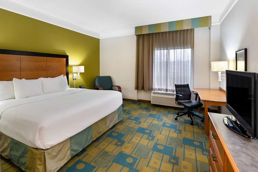 La Quinta by Wyndham Haywood Mall Near Greenville Downtown - photo 24