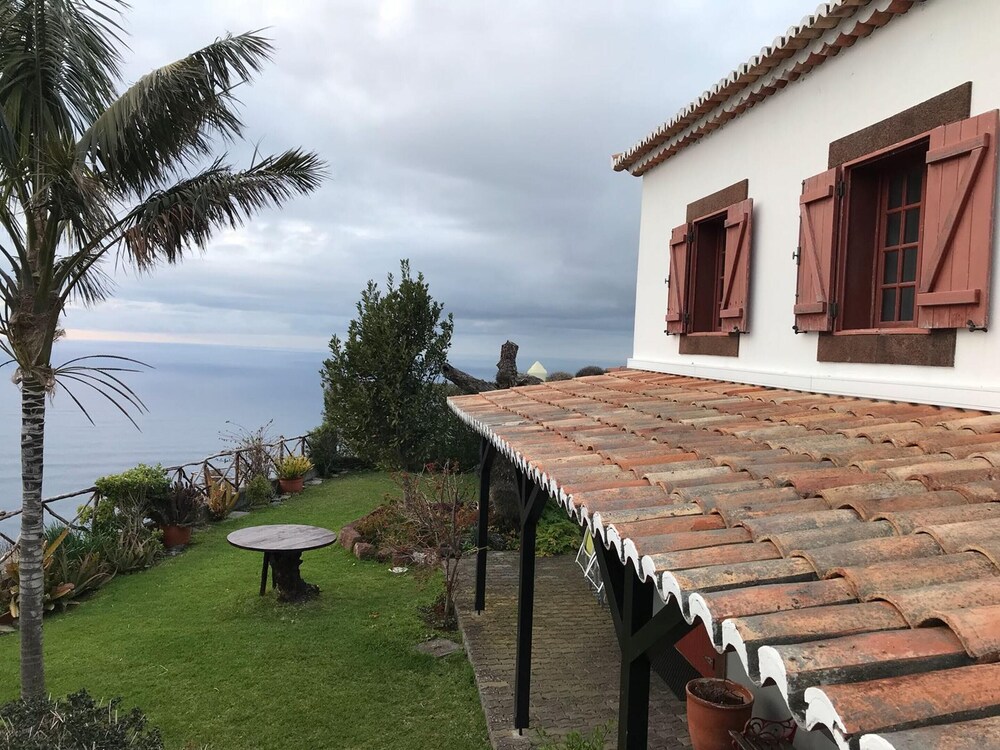 Sea view house in Fajã da Ovelha with garden and terrace — 4-Star Luxury Hotel in Faja Da Ovelha, Portugal