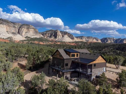 Sandstone Pointe Elegance Among the Cliffs - carbon neutral hotel in Mount Carmel