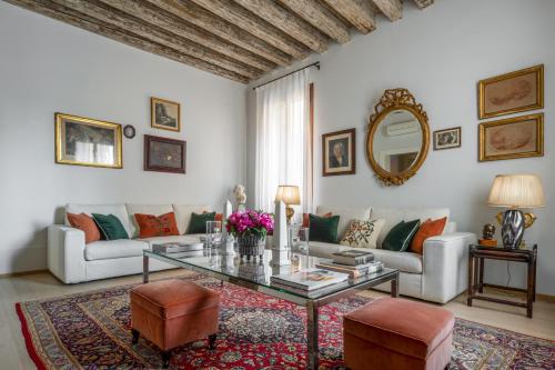 Miracoli Apartment with View on the Canal R&R — 4-Star Luxury Hotel in Venice, Italy
