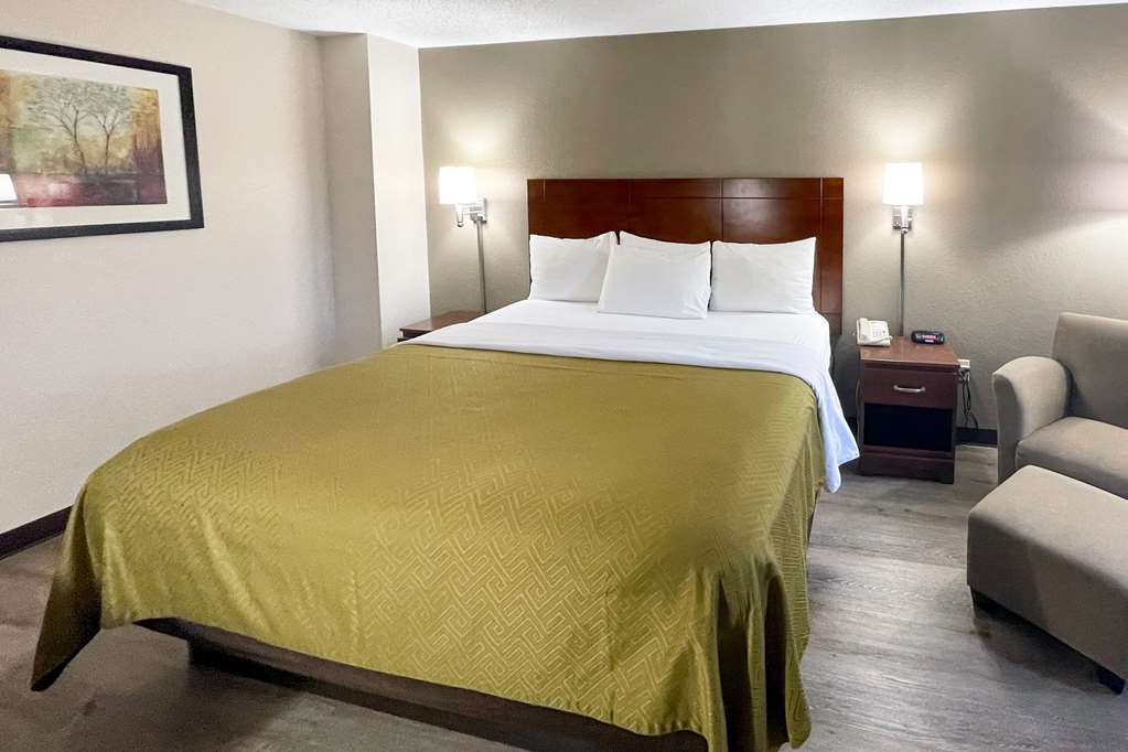 Econo Lodge Cartersville Emerson Lake Point - photo 11