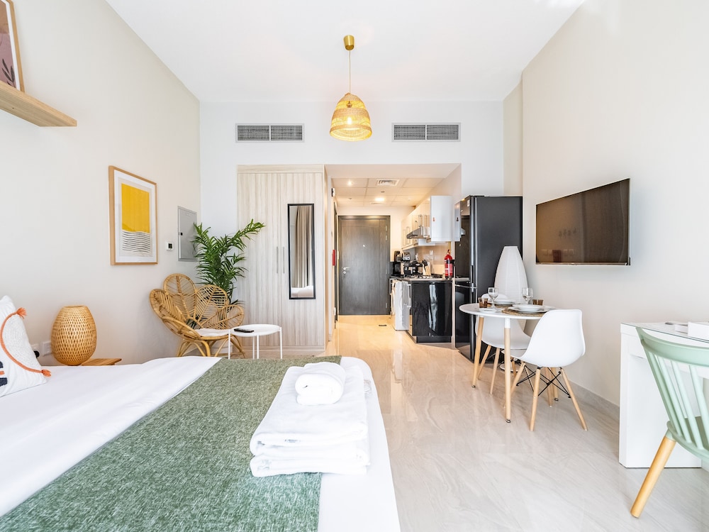 Charming Studio Escape With City View — 4-Star Luxury Hotel in Dubai, United Arab Emirates