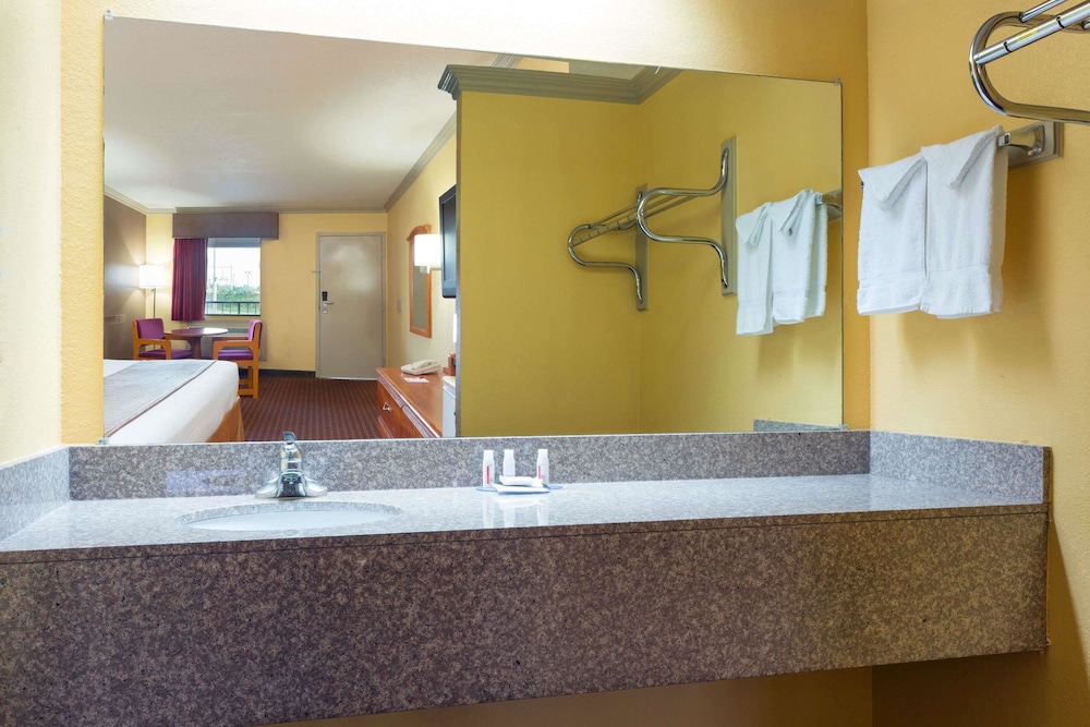 Baymont Inn & Suites Horn Lake Southaven - photo 26