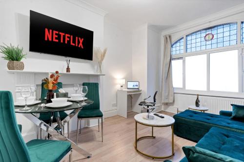 Large 2 Bedroom Pad in South London — 4-Star Luxury Hotel in London, United Kingdom