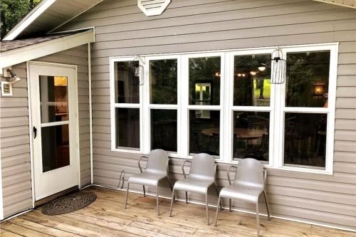 Beaver Bungalow — 4-Star Luxury Hotel in Holiday Island, United States