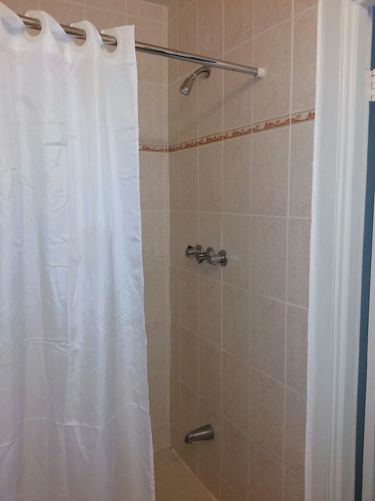 Hollywood Beach Resort two Bedrooms Sleeps 6 - photo 19