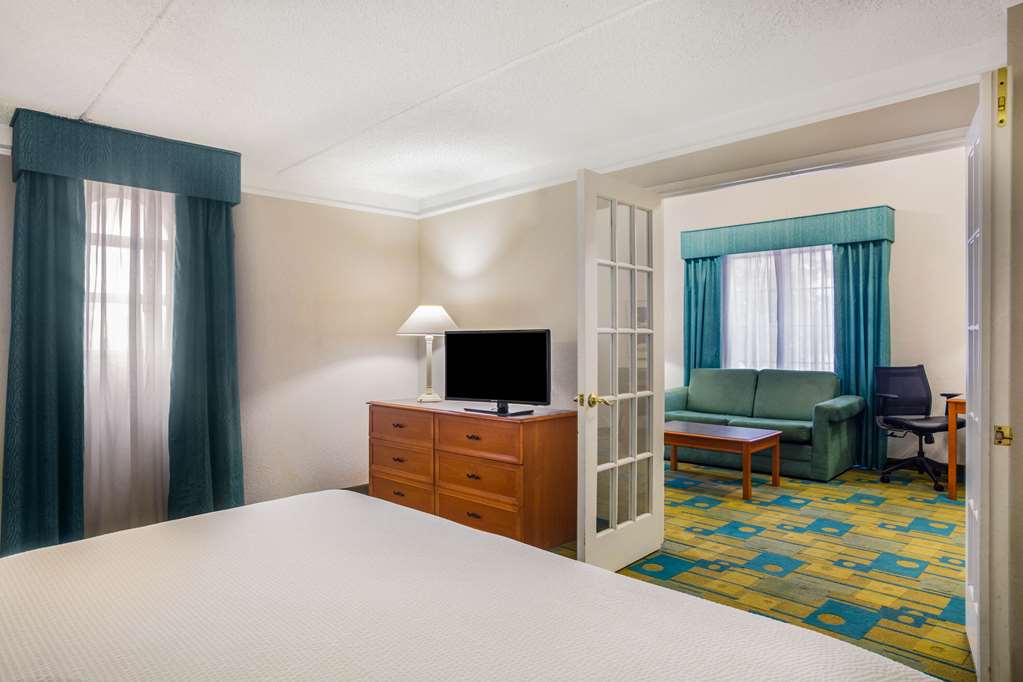 Super 8 by Wyndham Eagle Pass - photo 26