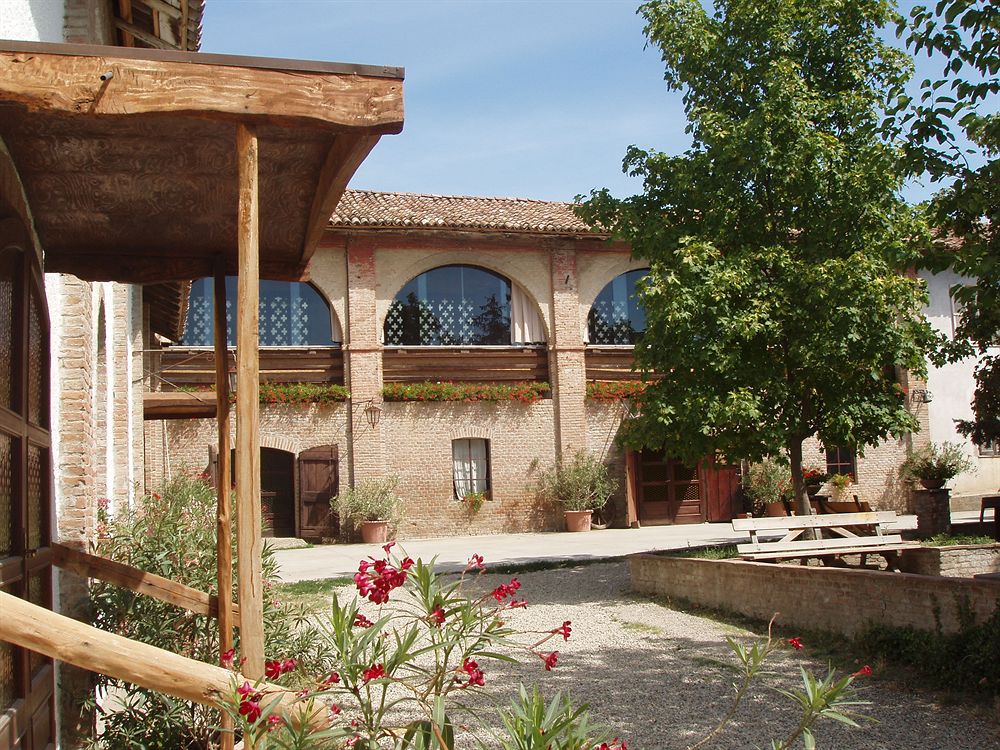 Agriturismo Torrazzetta — 4-Star Luxury Hotel in Casteggio, Italy