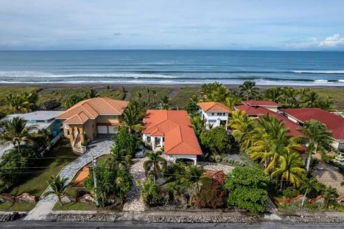 Luxury Beachfront House with Pool — 4-Star Luxury Hotel in Palo Grande, Panama