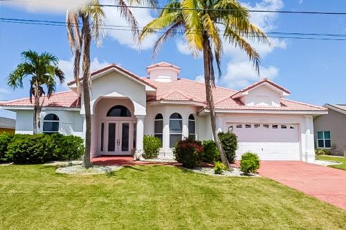 Canalside Calm — 4-Star Luxury Hotel in Cape Coral, United States