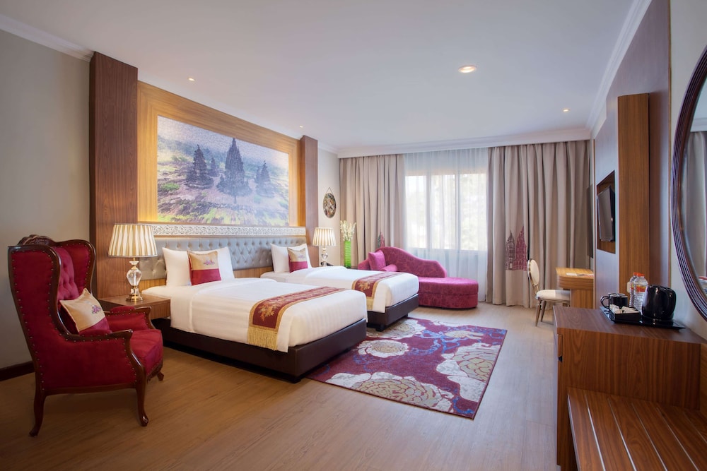 Ramada Suites by Wyndham Solo — hotel in Colomadu