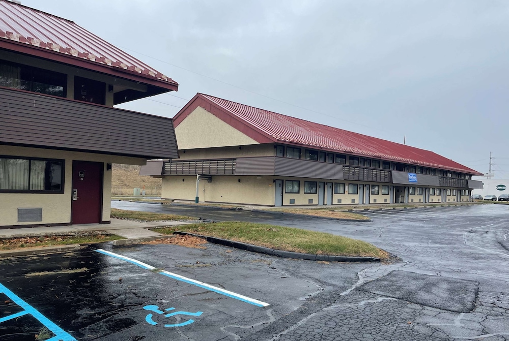 Travelodge by Wyndham Holland Toledo - featured photo