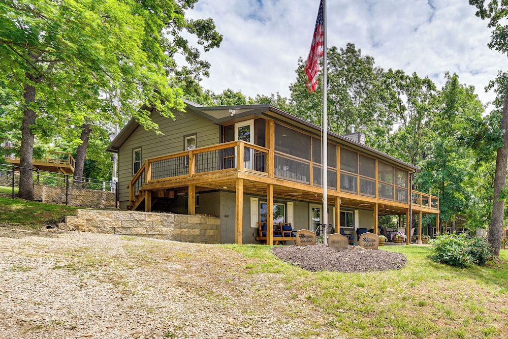 Truman Lake Retreat: Large Deck & On site Fishing in Clinton, United States