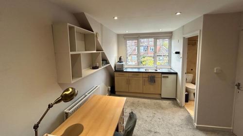 En suite studio in family house with dog White City Westfield — 4-Star Luxury Hotel in London, United Kingdom