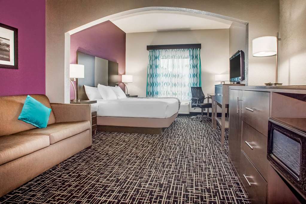 La Quinta Inn & Suites by Wyndham Pontoon Beach - photo 42
