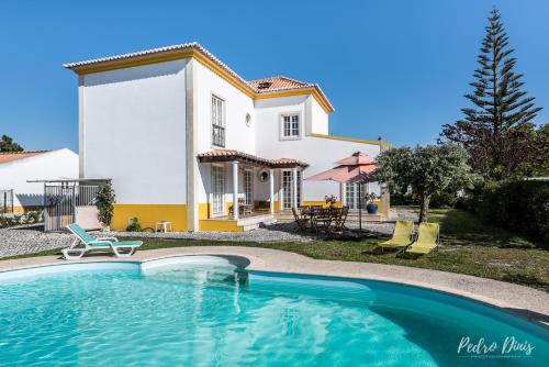 Elegant Villa in Azeitão with Pool — 4-Star Luxury Hotel in Azeitao, Portugal