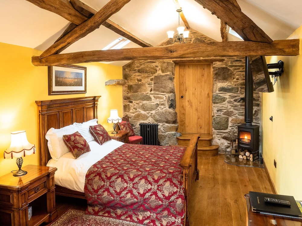 The Wayside and Whisky Barn — Millom — photo 4