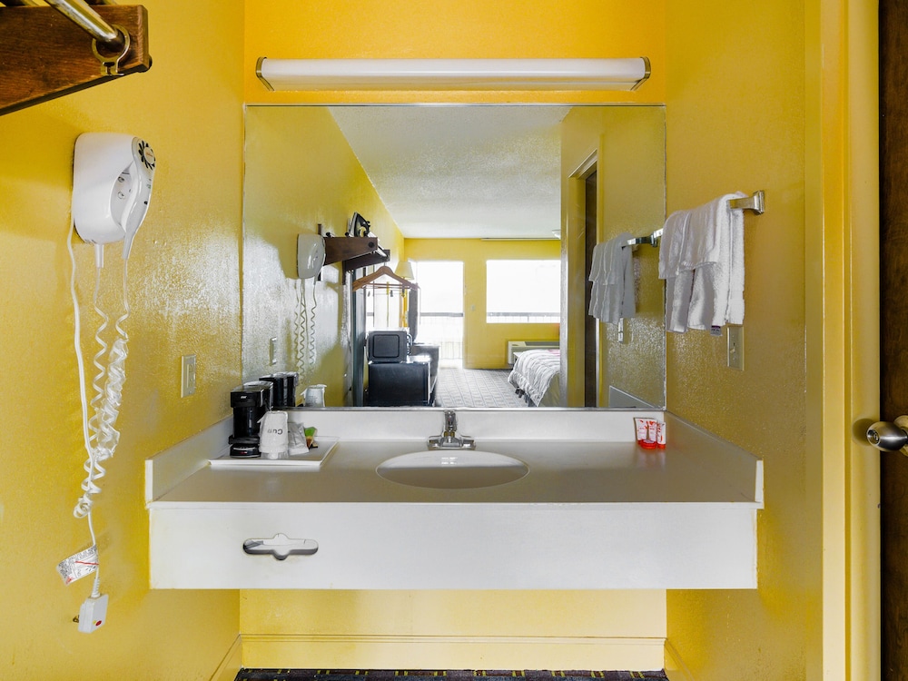 OYO Hotel Williamston - photo 17