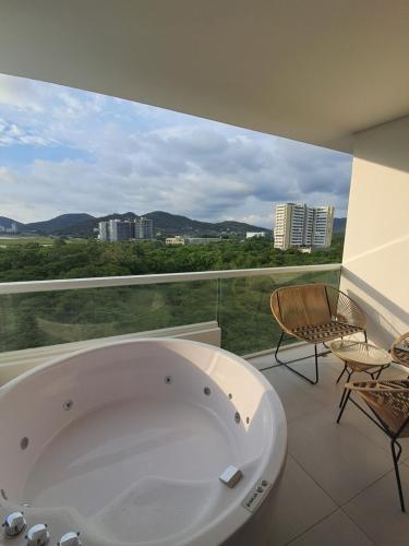 Jacuzzi Horizonte 714 — 4-Star Luxury Hotel in Santa Marta, Colombia