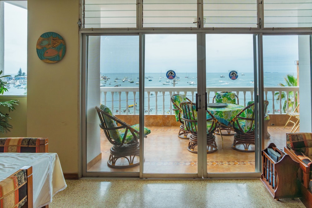 Apartment Sleeps & Free Parking — 4-Star Luxury Hotel in Salinas, Ecuador