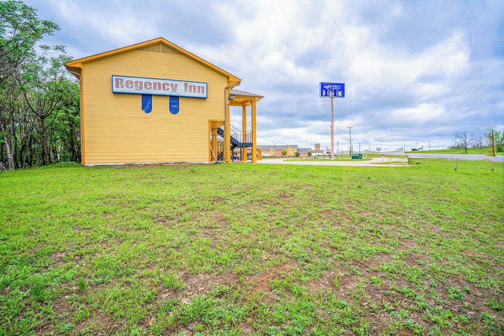 Regency Inn By OYO Rockdale TX - photo 47