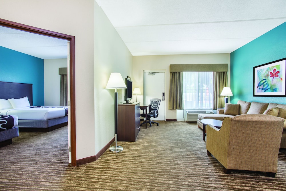 La Quinta Inn & Suites by Wyndham Sarasota I75 - photo 18