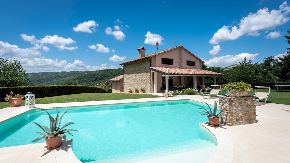 Chipieri 4&2 Emma Villas — 4-Star Luxury Hotel in Apecchio, Italy