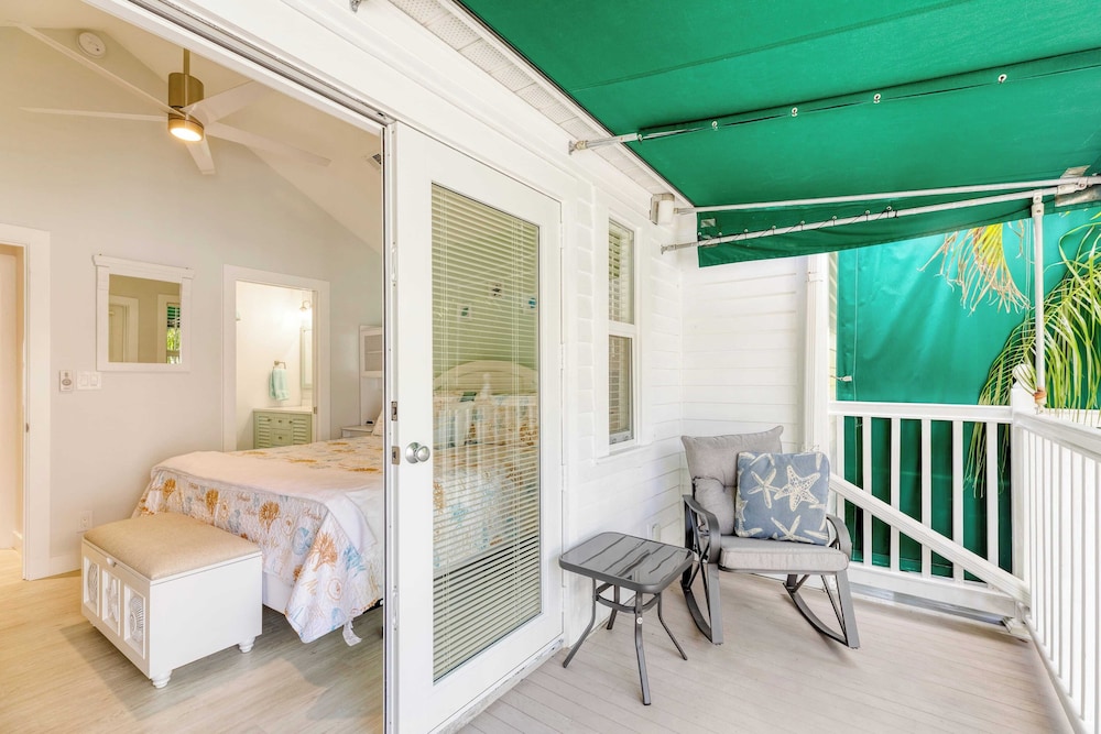 Bahamian Reed by Avantstay Walk to Everything w Community Pool Month Long Stays Only - photo 5