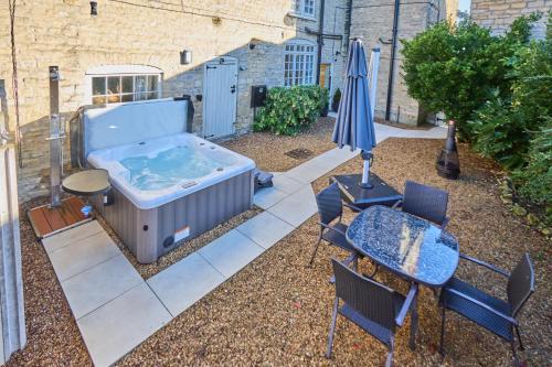 The Retreat luxury cottage with hot tub — 4-Star Luxury Hotel in Nettleham, United Kingdom
