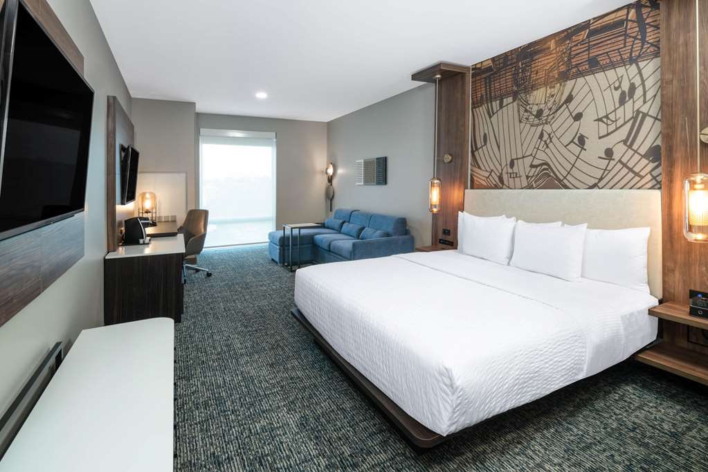 La Quinta Inn & Suites by Wyndham Nashville Downtown Stadium - photo 29