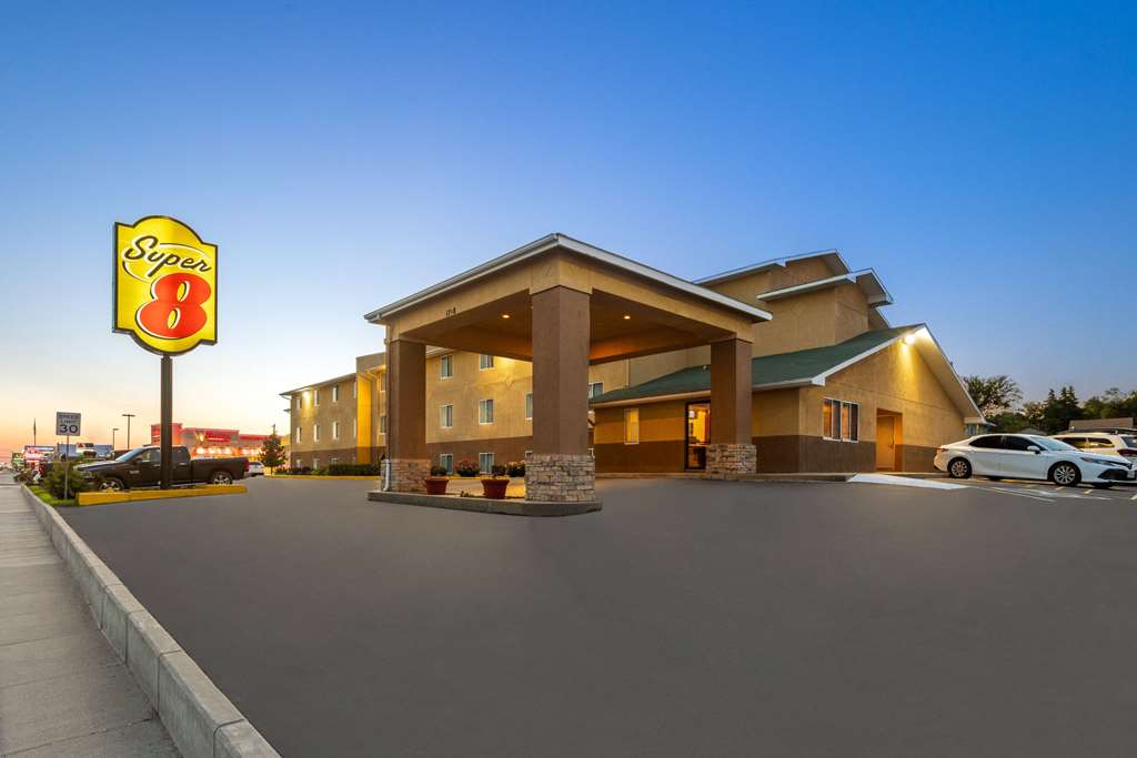 Super 8 by Wyndham Dodge City - photo 6