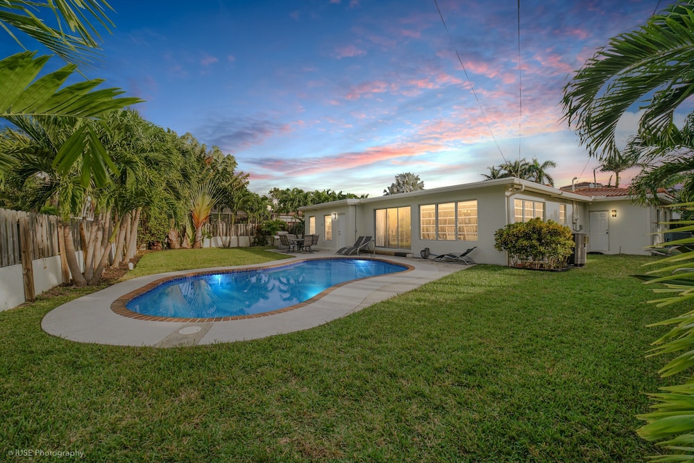 Unique Luxurious House Bright and Airy 4 BDR — 4-Star Luxury Hotel in Hollywood, United States